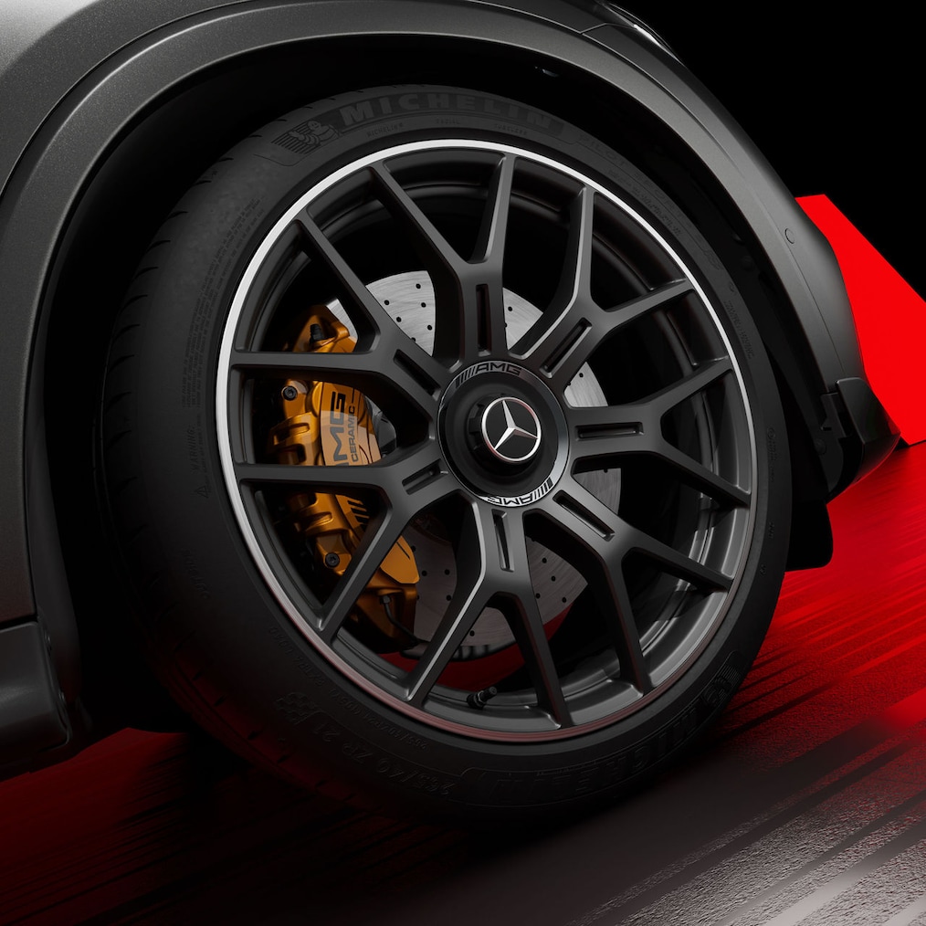 Mercedes-AMG GLC 63 S E PERFORMANCE från sidan.