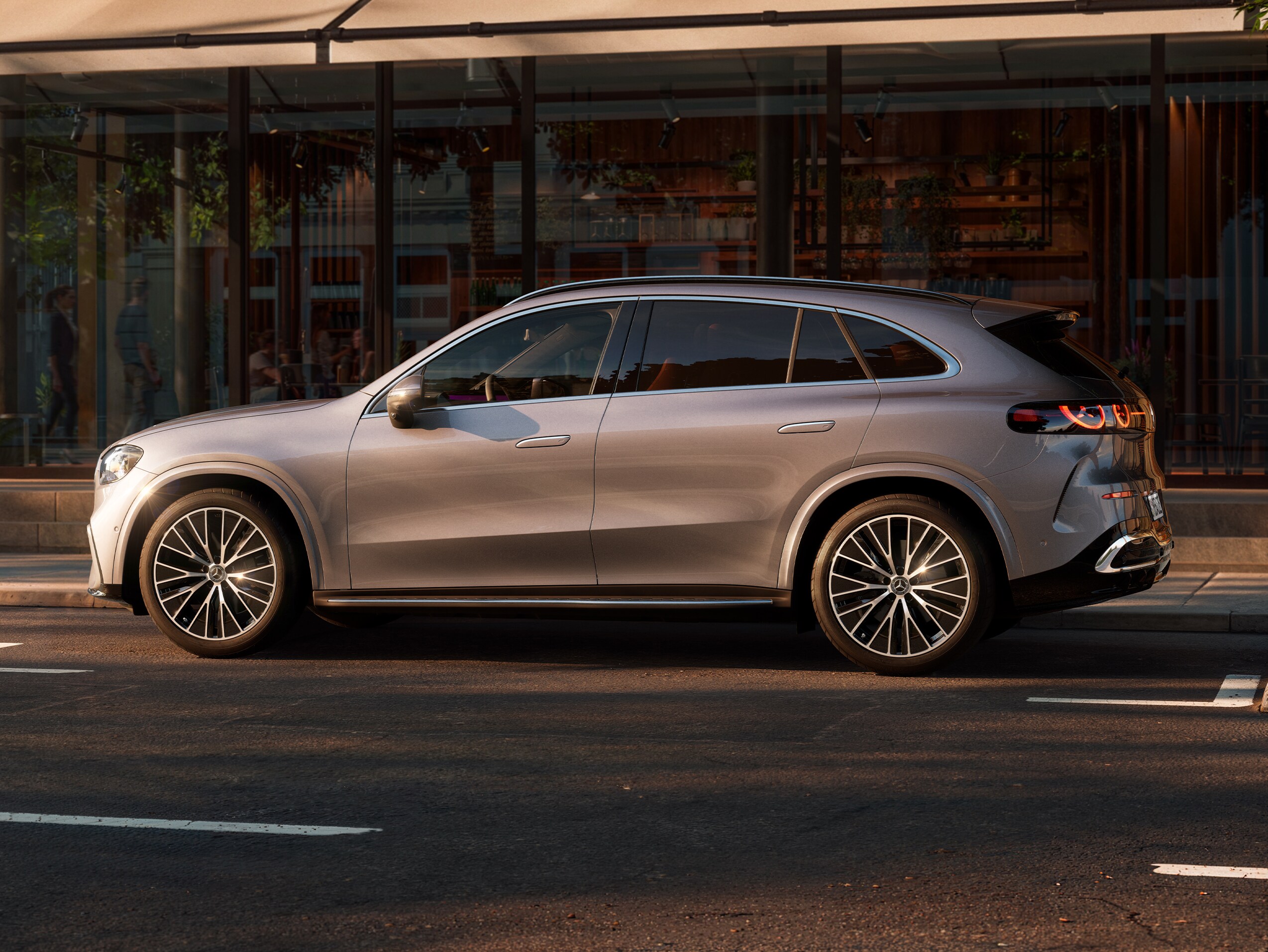 Mercedes-Benz GLC with EQ Technology parkerad framför en butiksfasad