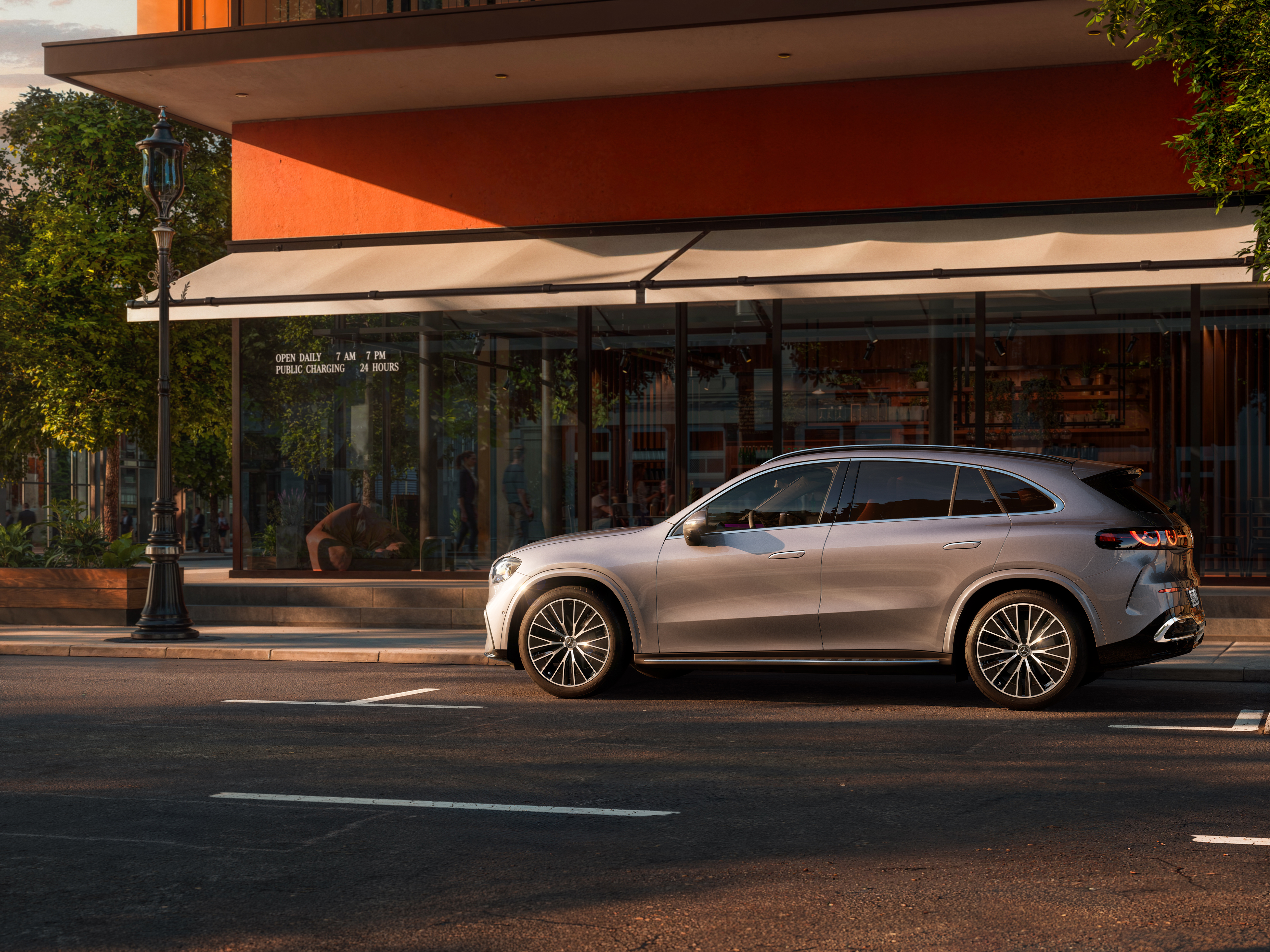 GLC 300 4MATIC Advanced Edition | BusinessLeasing | Mercedes-Benz Finans Elektrisk Mercedes-Benz GLC parkerad framför en butiksfasad.