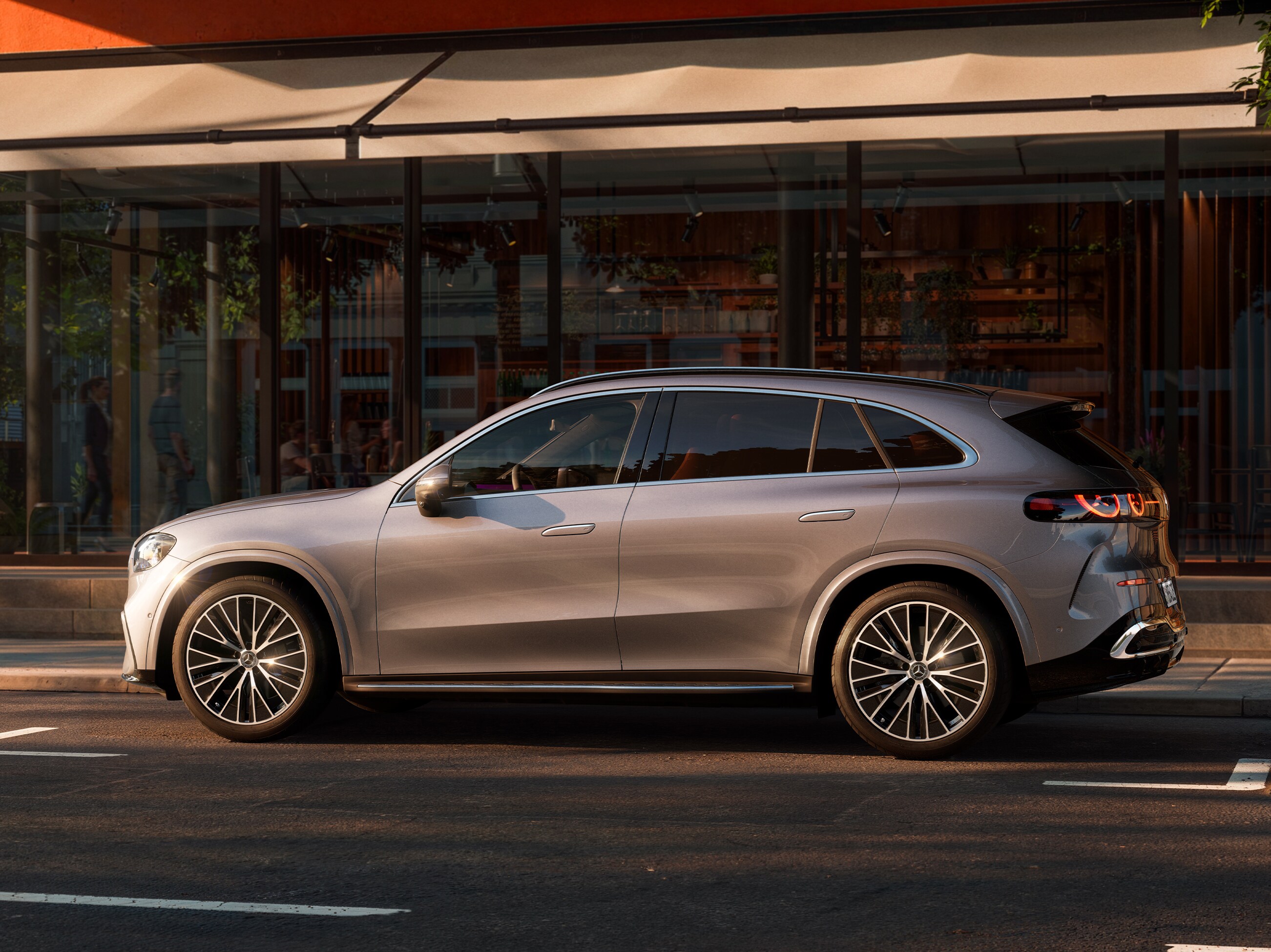 Elektrisk Mercedes-Benz GLC parkerad framför en butiksfasad.