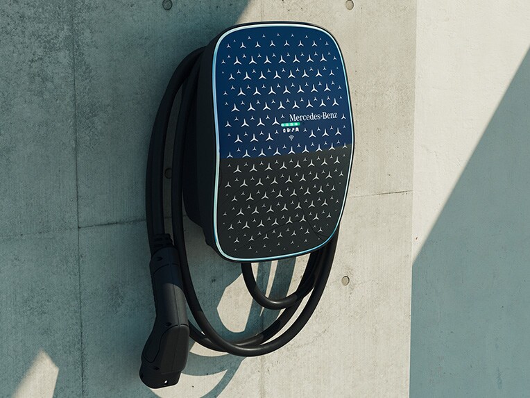 Mercedes-Benz väggmonterade laddbox på en grå vägg.