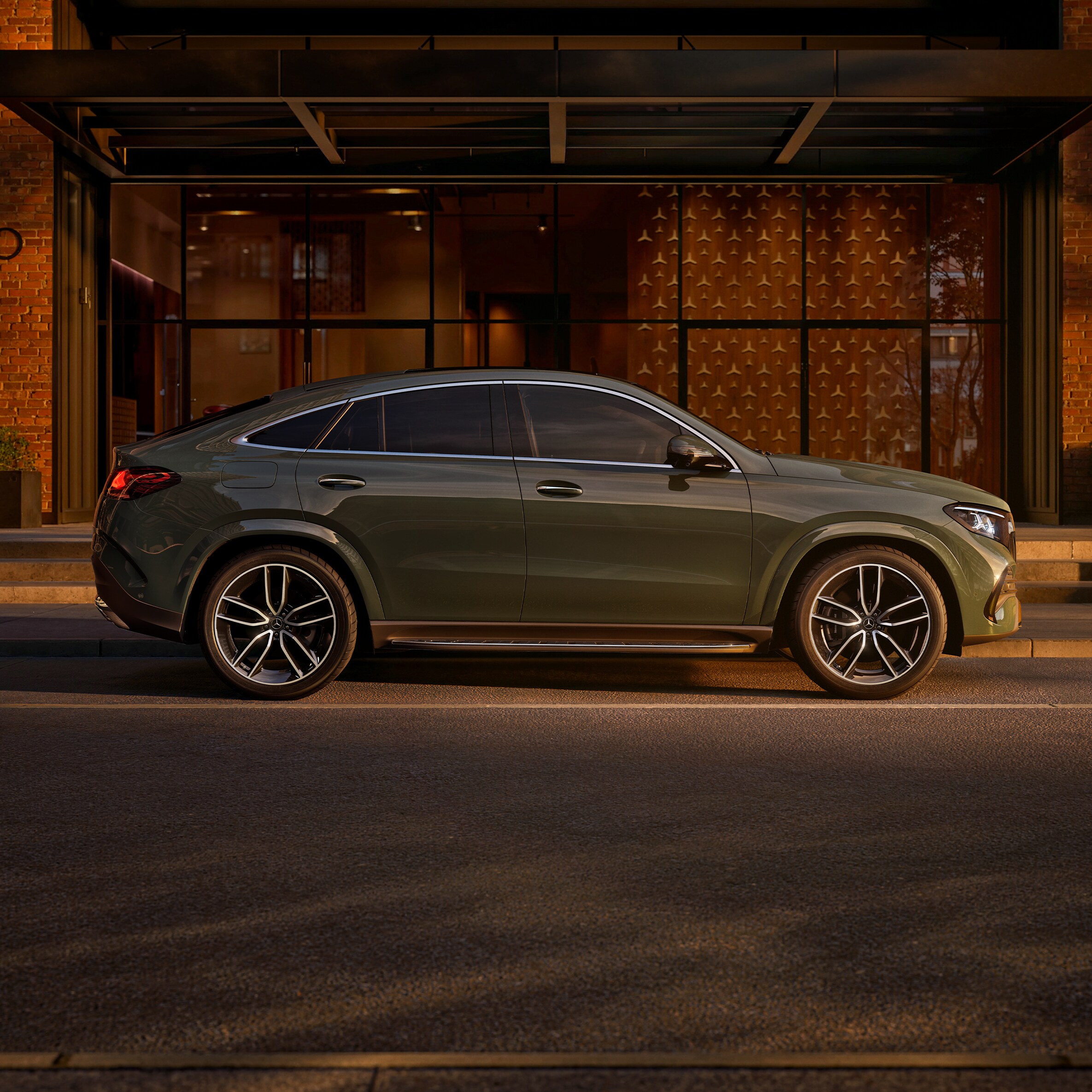 Nya GLE Coupé från Mercedes-Benz parkerad framför ett hotell
