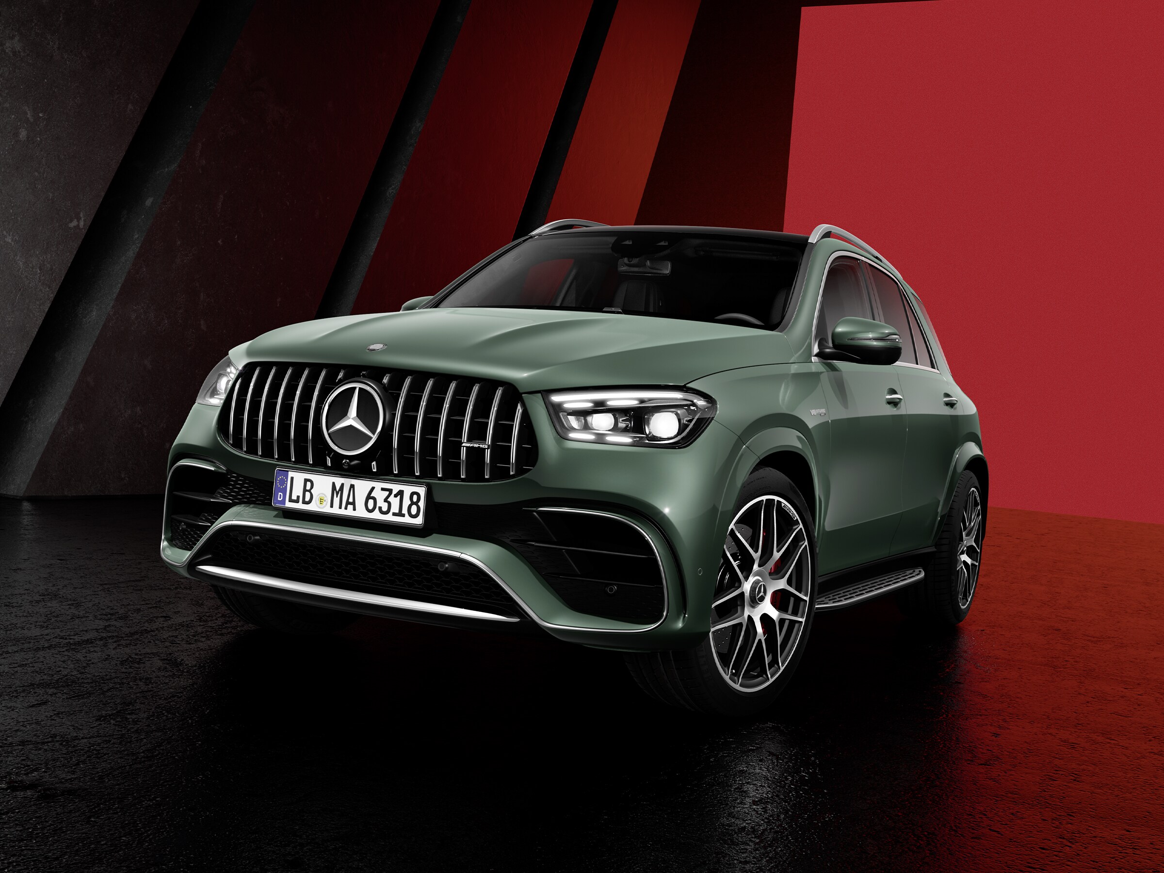 Närbild framifrån av Mercedes-AMG GLE i full fart