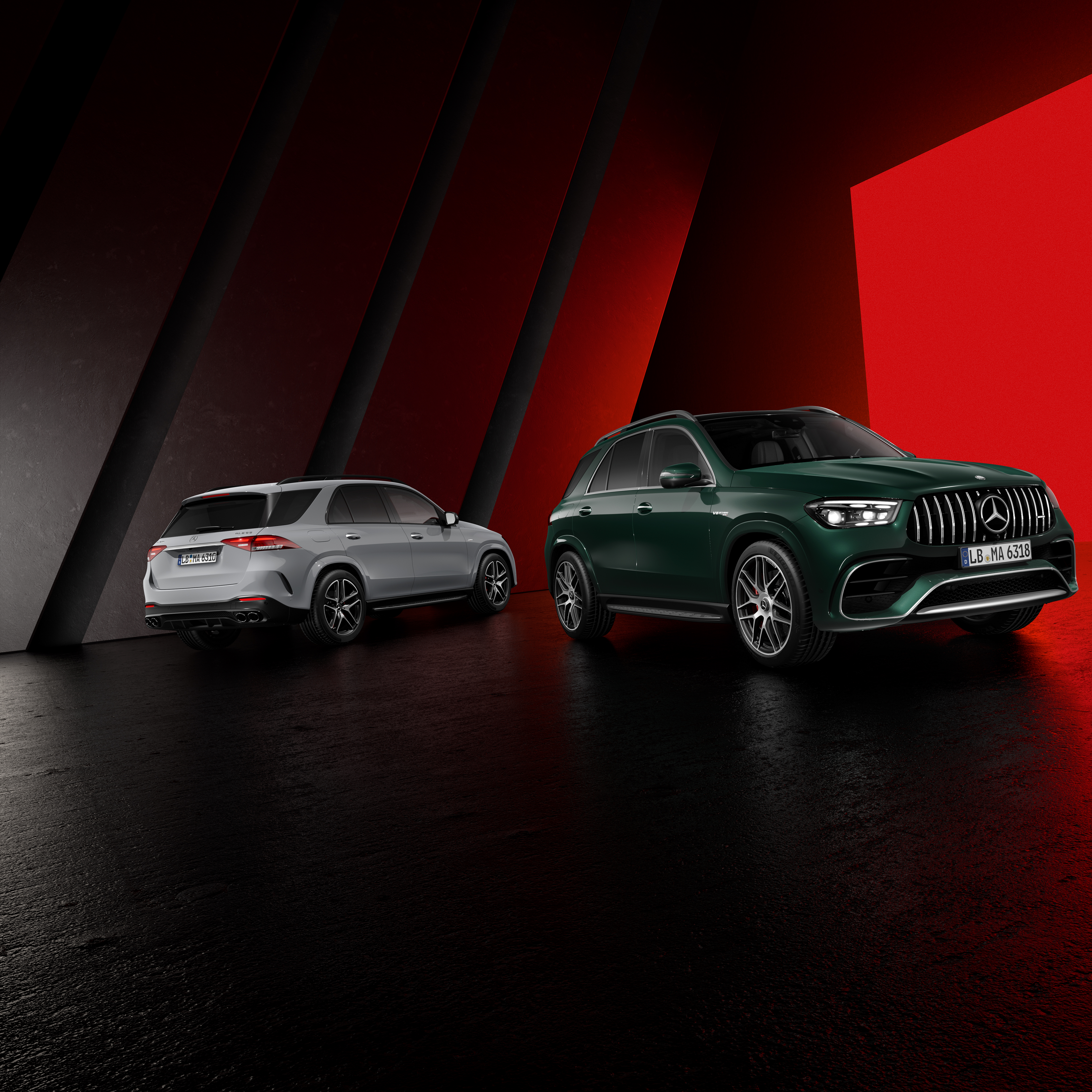 AMG paket erbjudanden | Mercedes-AMG Vit Mercedes-AMG GLE SUV i full fart på vägen sedd snett framifrån