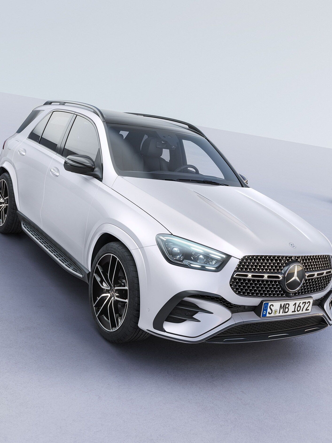 En silverfärgad Mercedes-Benz GLE SUV sedd snett uppifrån