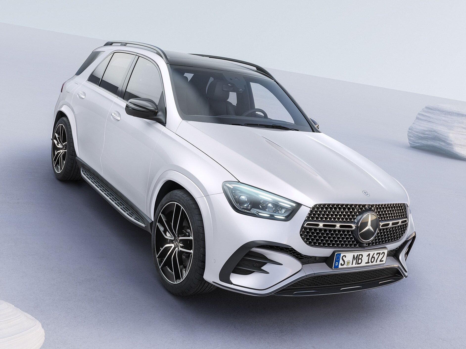 En silverfärgad Mercedes-Benz GLE SUV sedd snett uppifrån