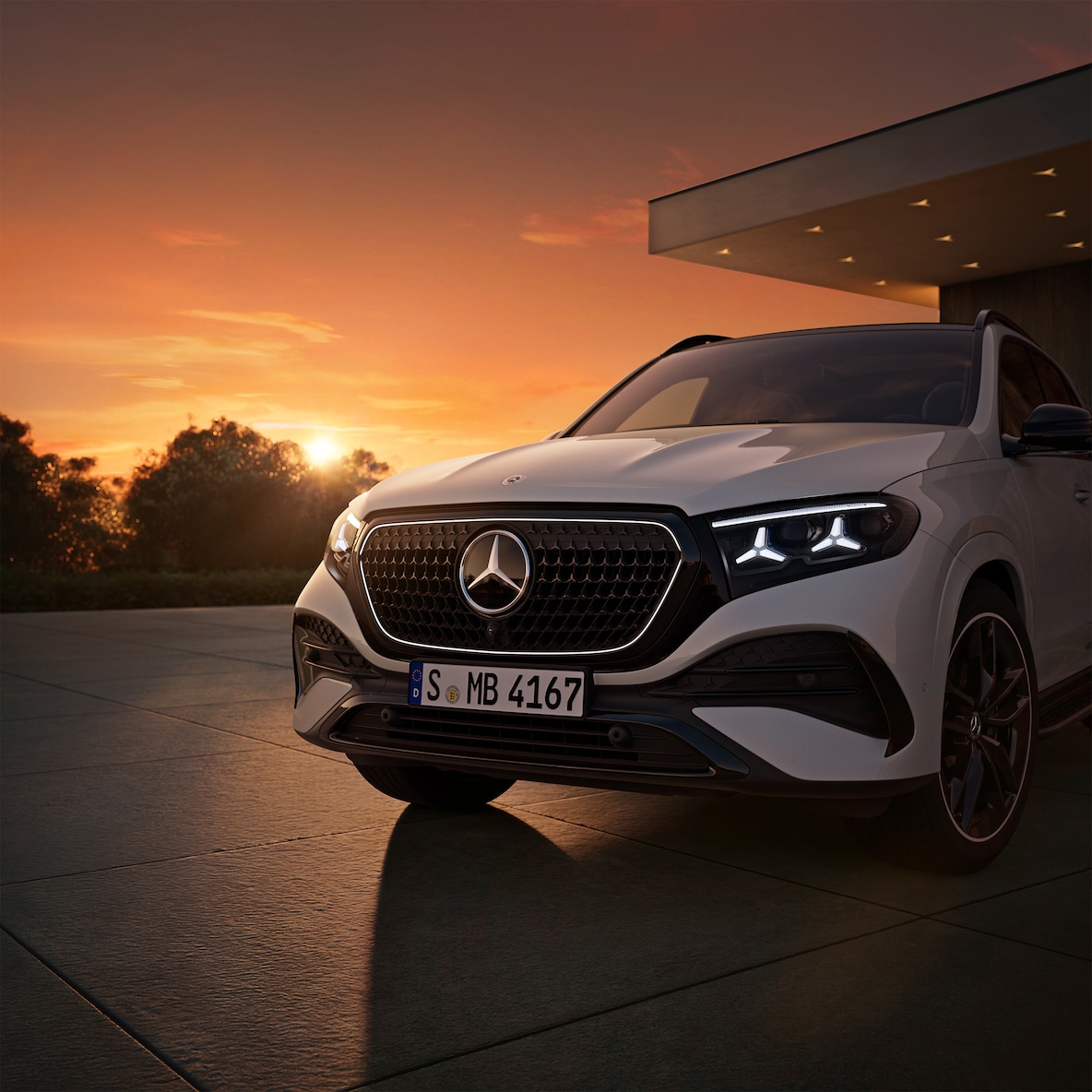 Den belysta konturen runt kylargrillen och de profilerade strålkastarna i stjärnform på Mercedes-Benz GLE.