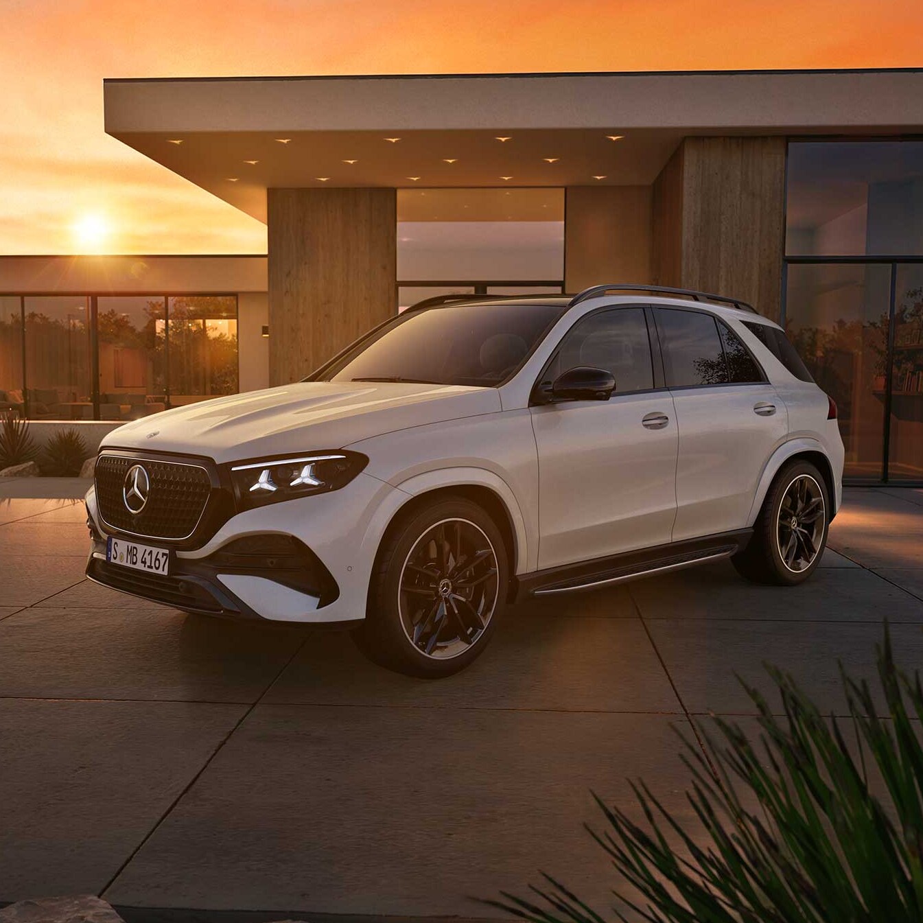 Den nya GLE från Mercedes-Benz parkerad i en uppfart