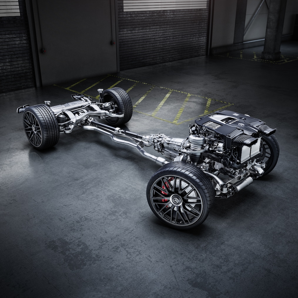 Dynamisk vy av en Mercedes-AMG GLS 63 4MATIC+ (körbild) eller en titt in i motorrummet.