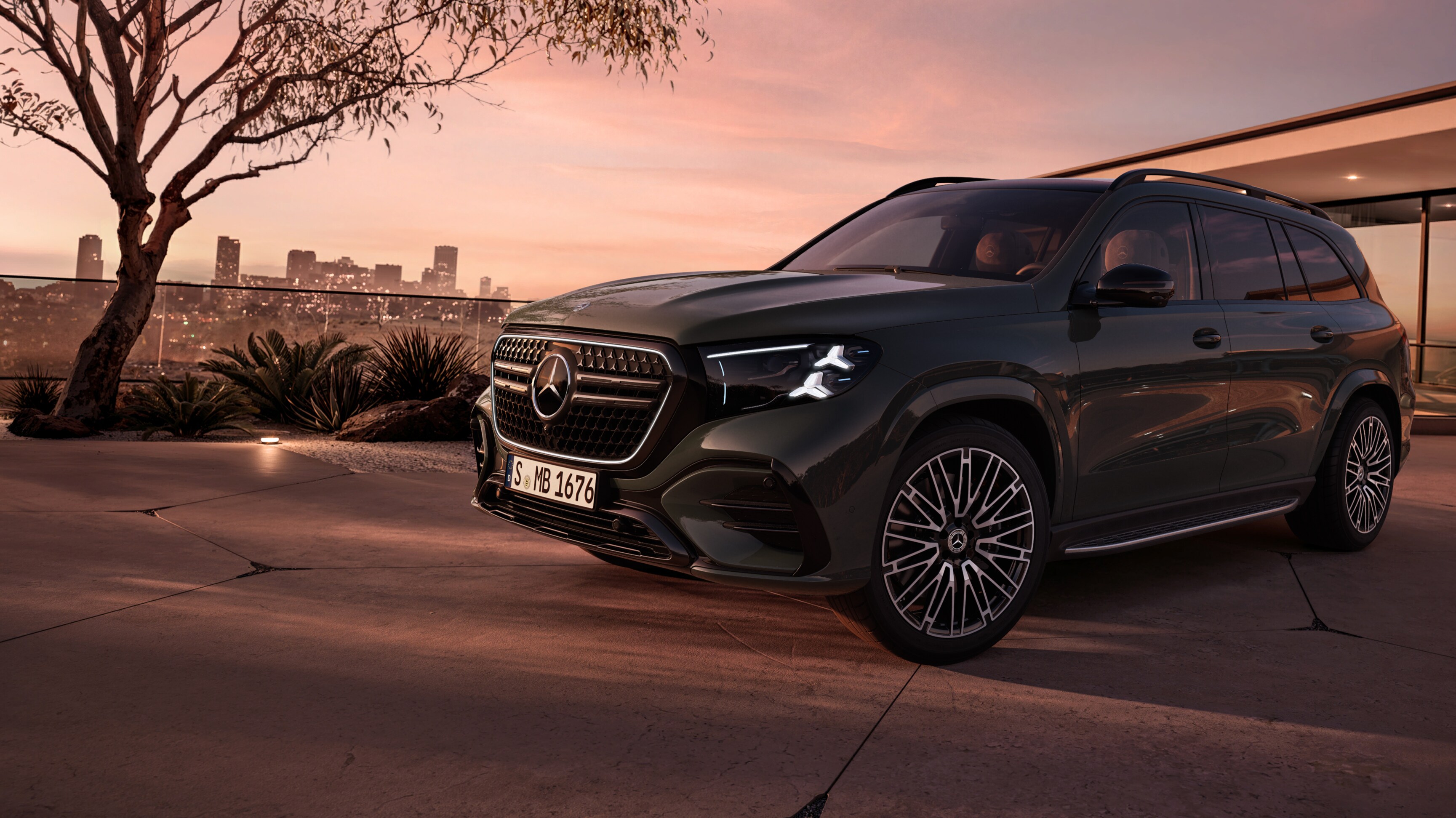 Den nya GLS från Mercedes-Benz parkerad i en uppfart