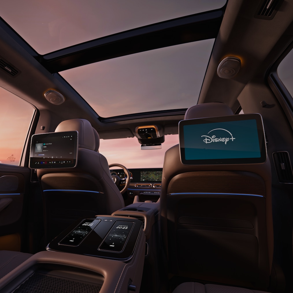 MBUX high-end entertainment bak i nya GLS från Mercedes-Benz.