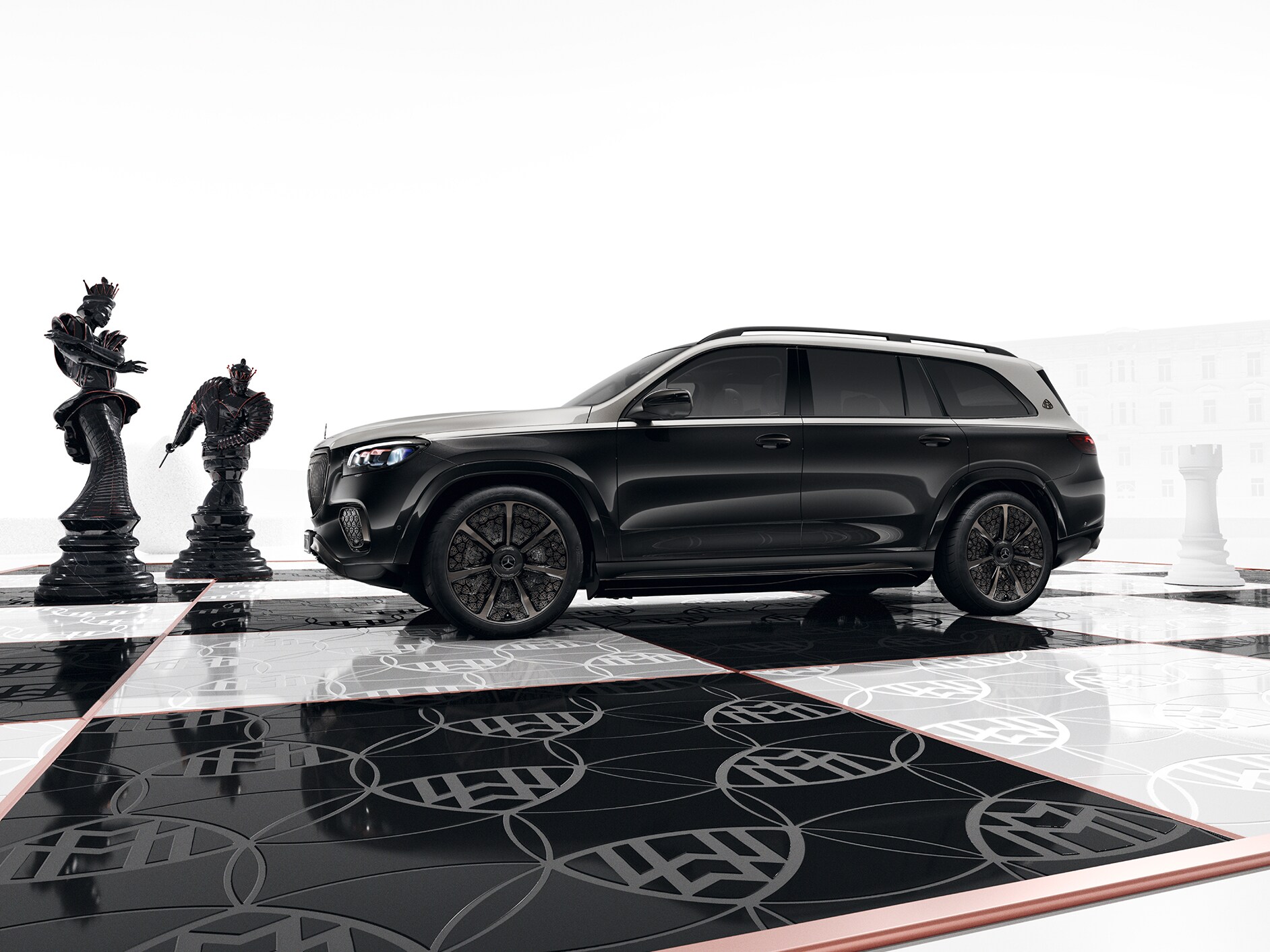 Svart Mercedes-Maybach Night Series på ett schackbräde