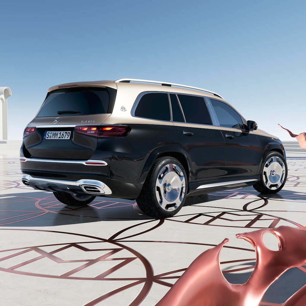 Mercedes-Maybach GLS 600 (tvåtonslack och exklusiva Maybach-fälgar) sedd bakifrån.
