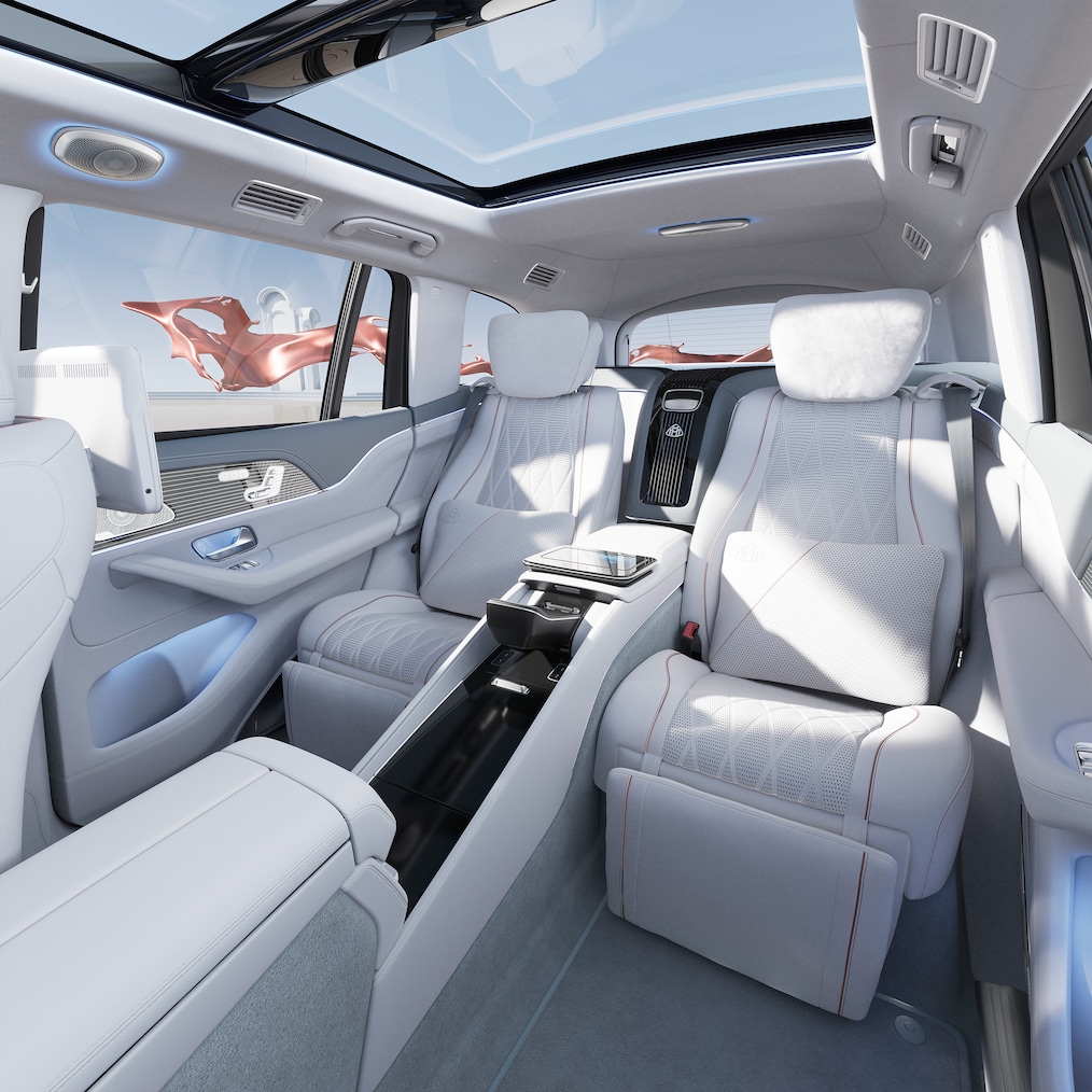 Vy framifrån mot First Class-baksätet i Mercedes-Maybach GLS 600.