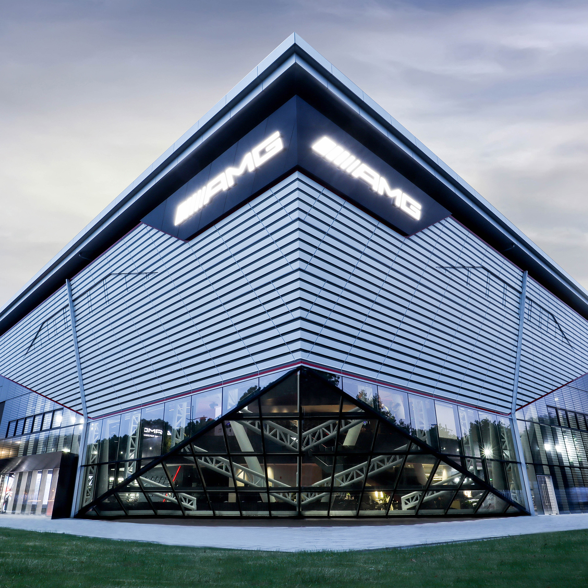 AMG Experience Center | Experiences | Mercedes-AMG AMG Experience Center-byggnad sedd utifrån