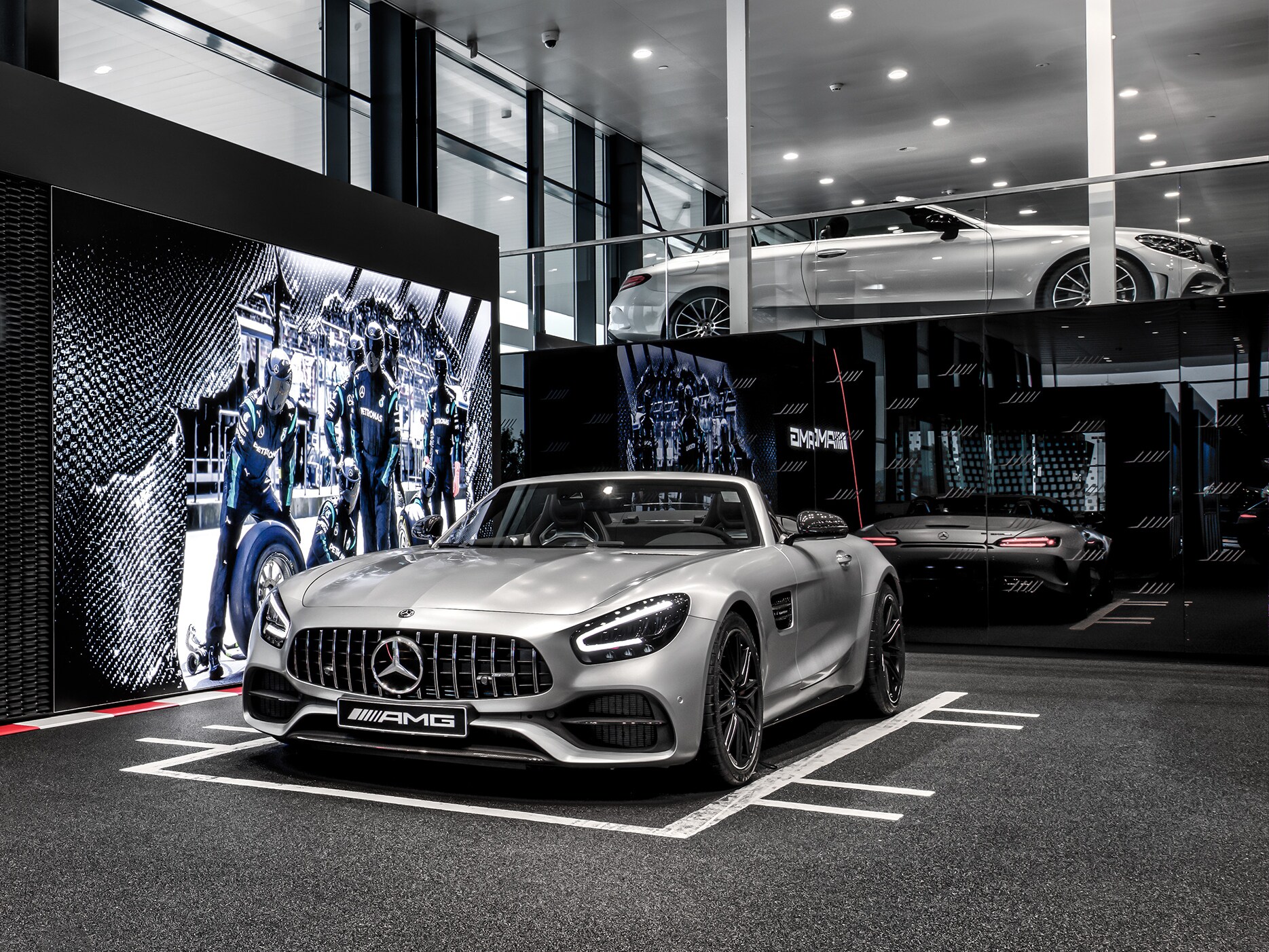 Mercedes-Benz-bilar parkerade i ett AMG Performance Center