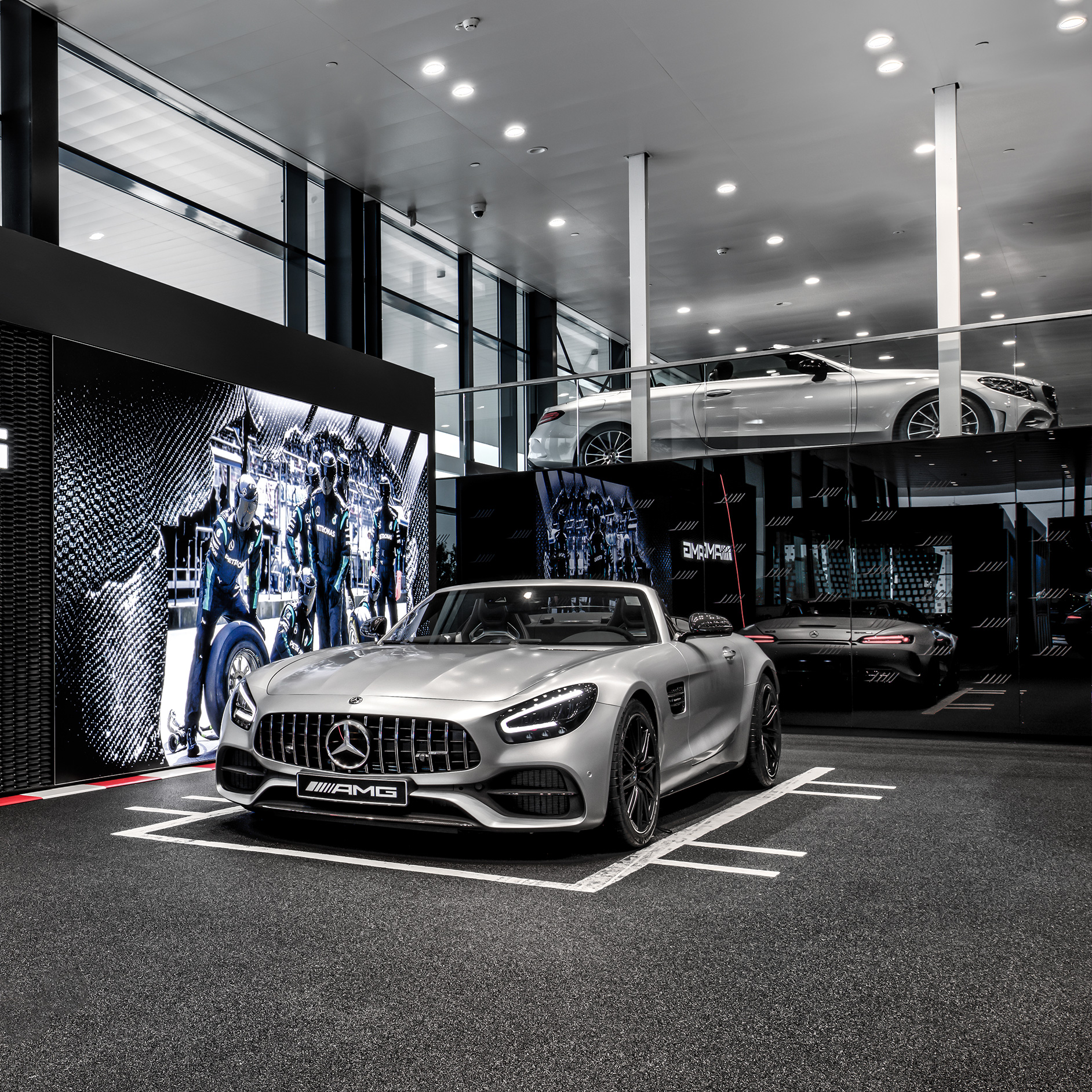 AMG Performance Center | Experiences | Mercedes-AMG Mercedes-Benz-bilar parkerade i ett AMG Performance Center