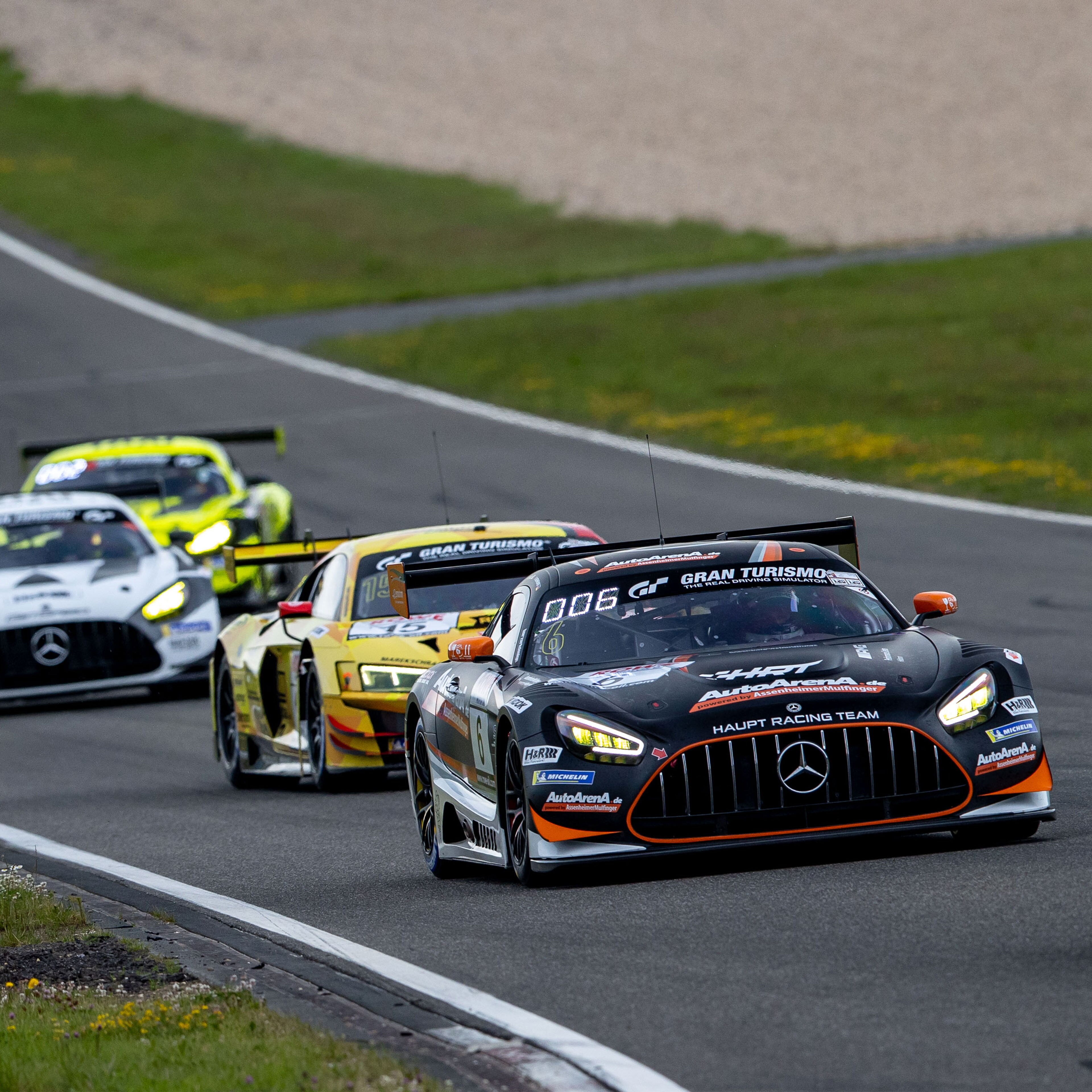 Mercedes-Benz-racerbilar i lopp på racerbana