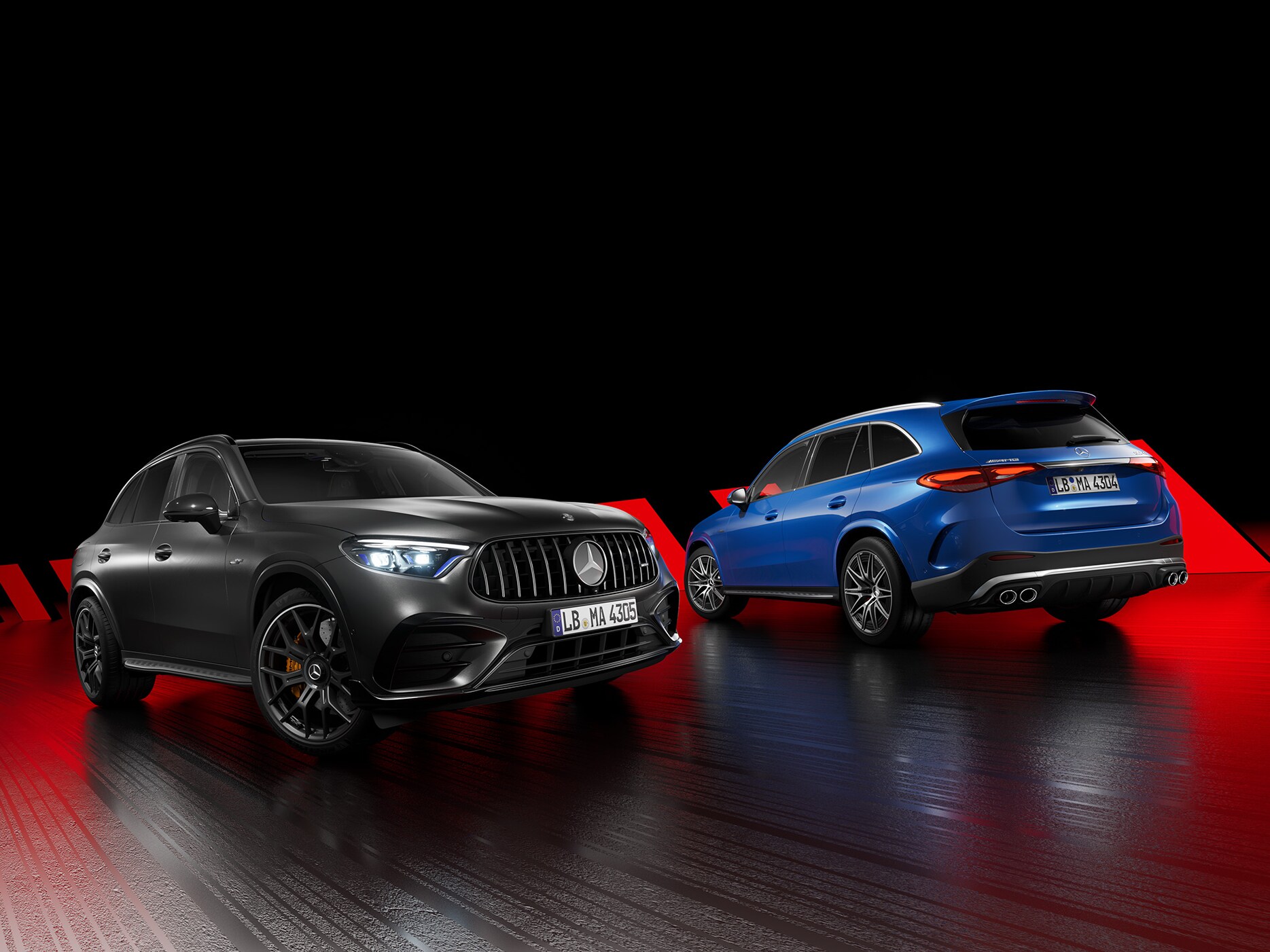 En svart och en blå Mercedes-AMG-bil sida vid sida
