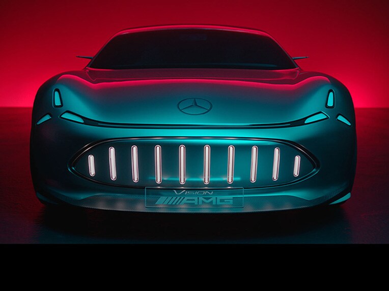 Futuristisk Mercedes-AMG sedd framifrån med fokus på grillen
