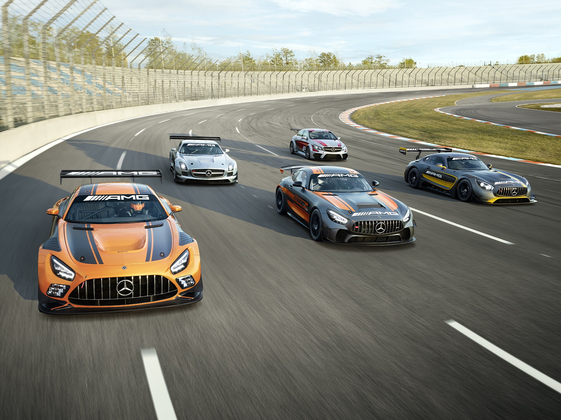 Flera Mercedes-AMG-bilar på en tävlingsbana.