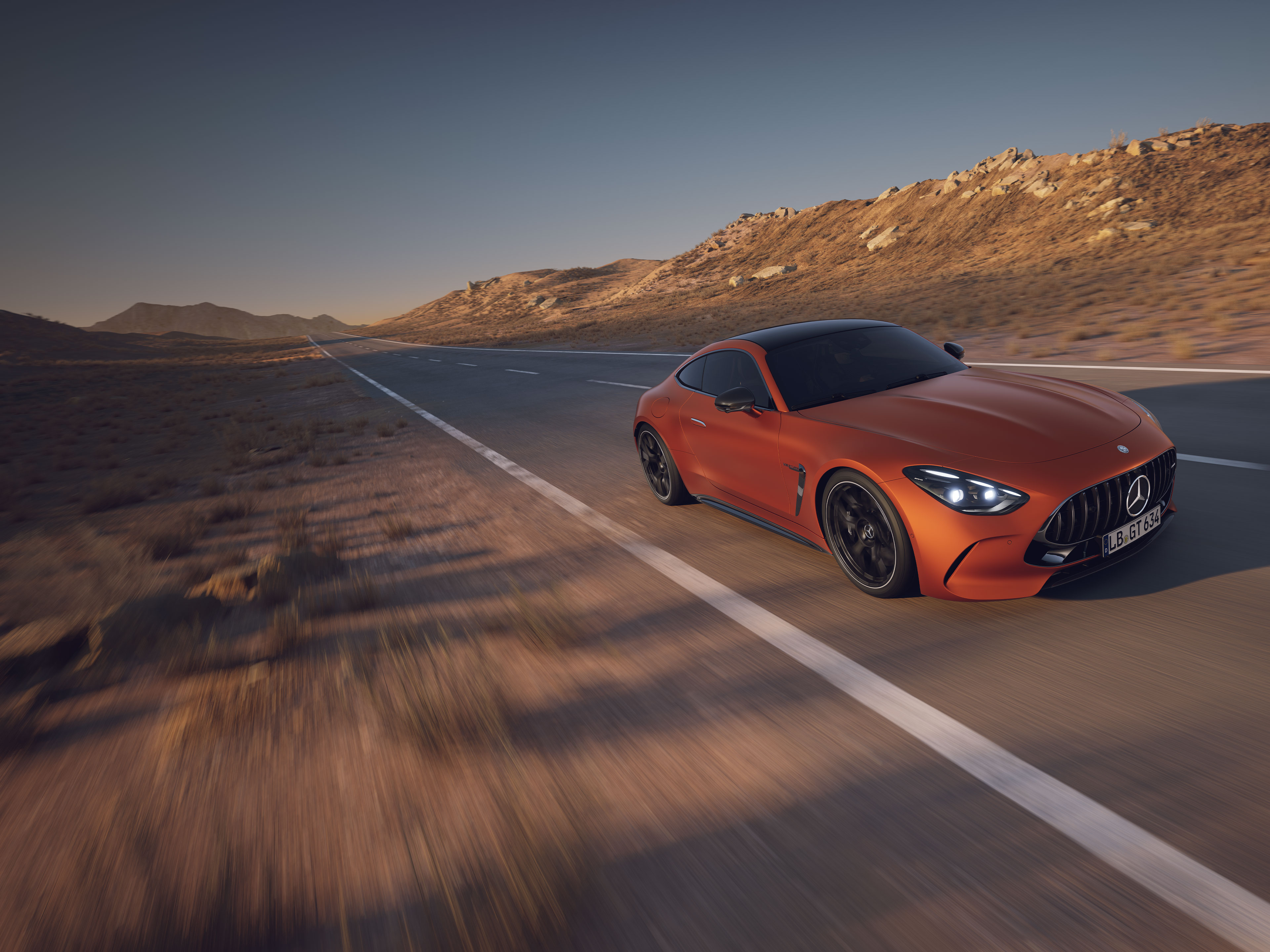 Sportbil | Mercedes-Benz Orange Mercedes-AMG GT Coupé från Mercedes-Benz kör genom en öken.
