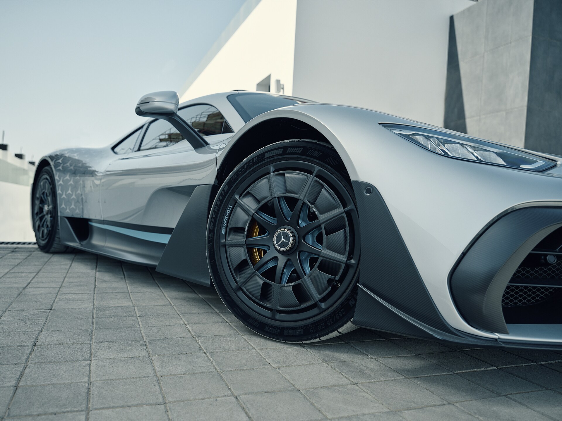 Detaljbild av en fälgskena på Mercedes-AMG ONE.