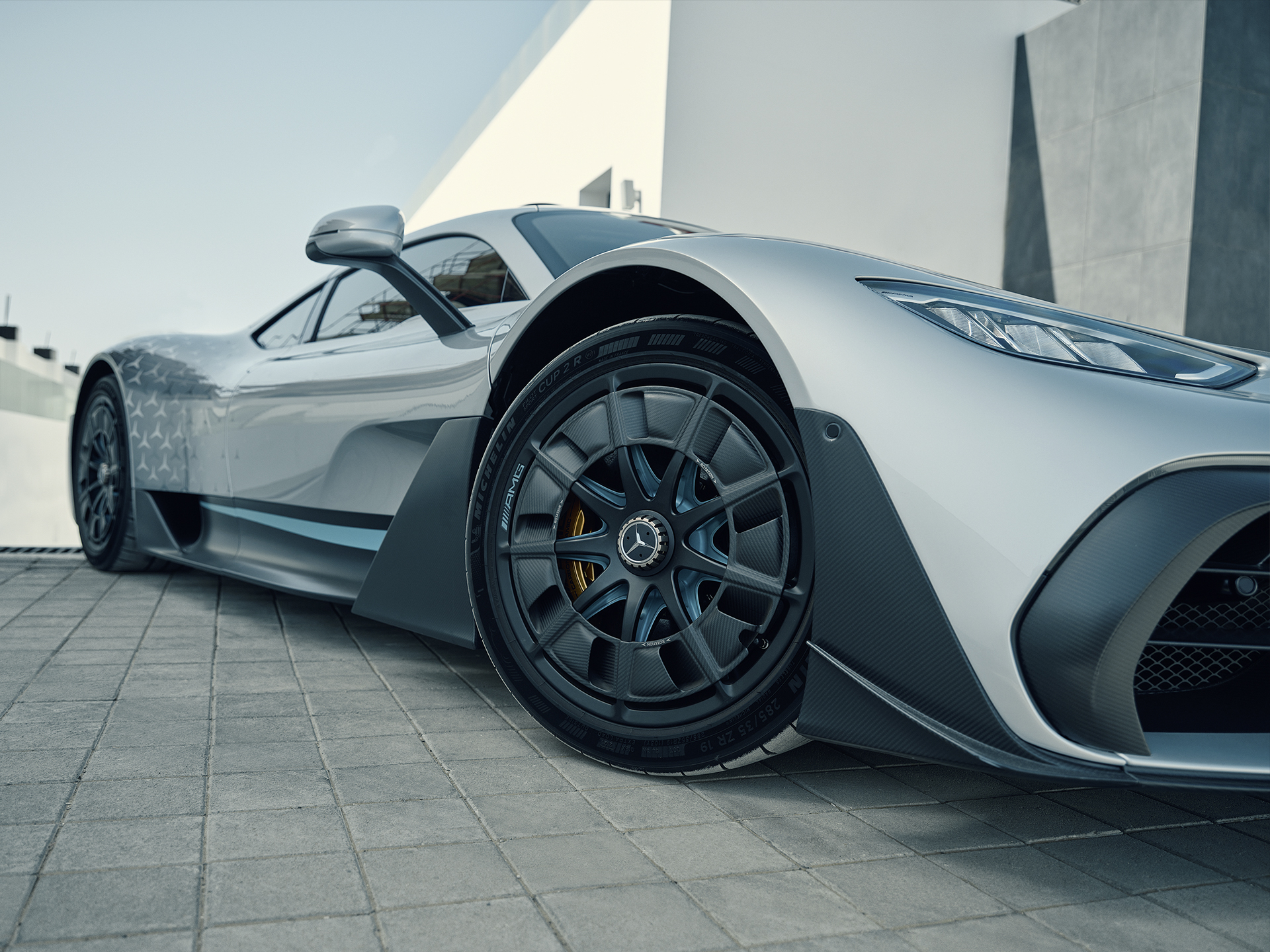 Hyperprestanda | ONE | Mercedes-AMG Detaljbild av en fälgskena på Mercedes-AMG ONE.