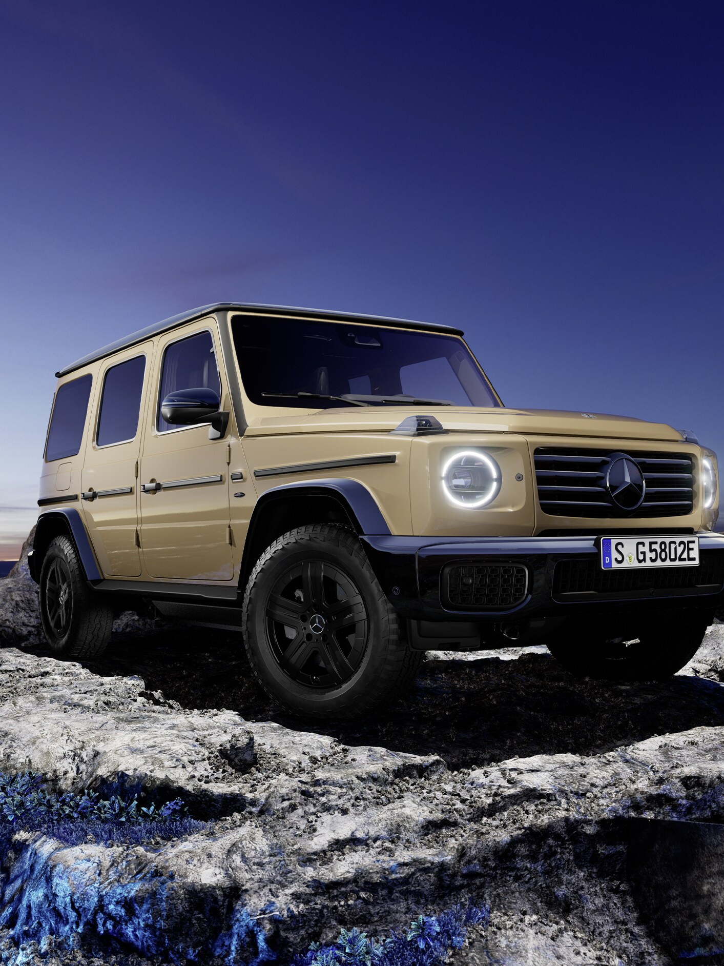 Mercedes-Benz G-Klass på bergstopp sedd snett framifrån med utsikt