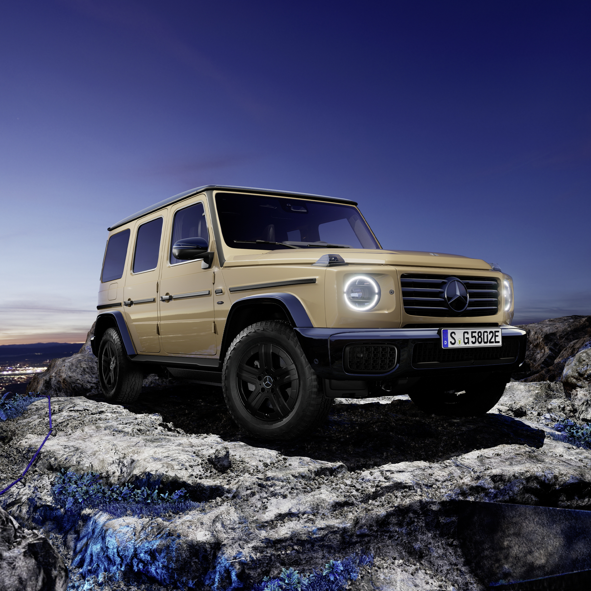 G580 with EQ Technology | G-Klass | Mercedes-Benz Mercedes-Benz G-Klass på bergstopp sedd snett framifrån med utsikt