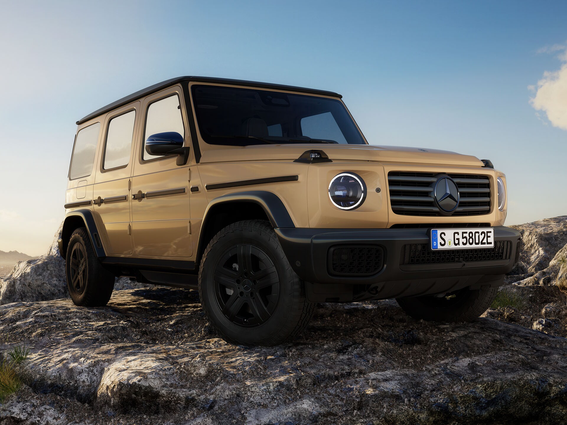 Elektrisk Mercedes-Benz G-Klass sedd snett framifrån på en bergstopp.