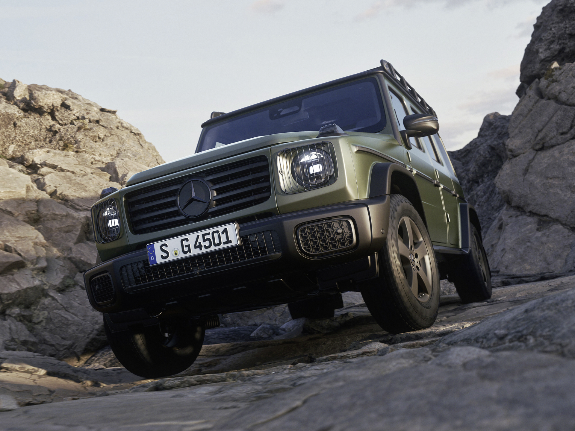 Ikonisk design | G-Klass Brand Area | Mercedes-Benz Grön Mercedes-Benz G-Klass sedd snett framifrån.