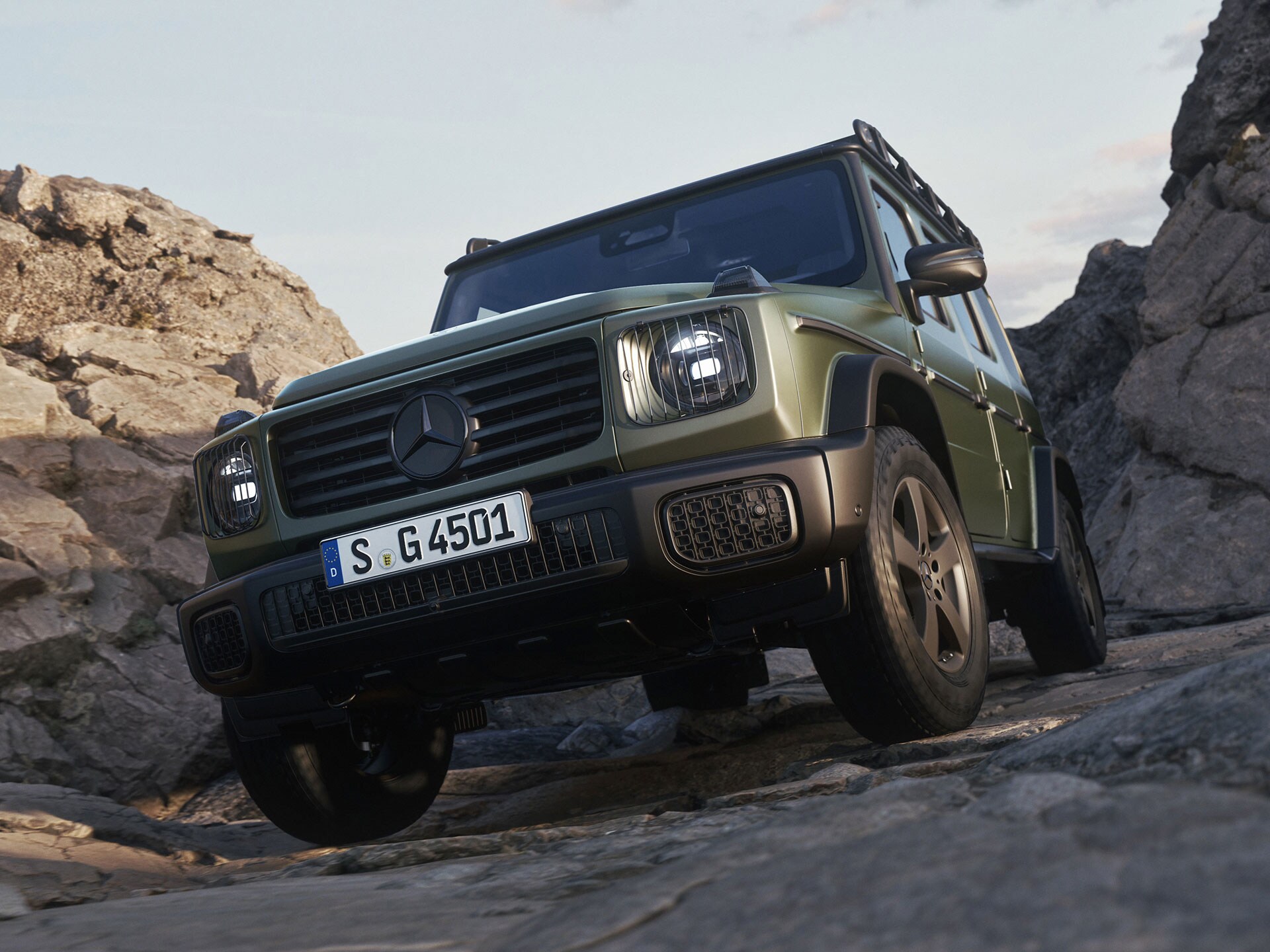 Grön Mercedes-Benz G-Klass sedd snett framifrån.