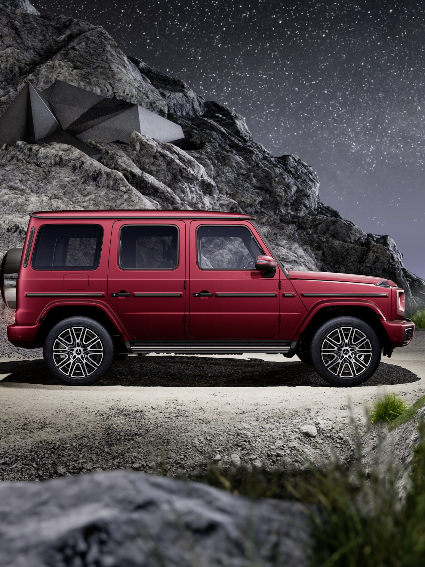 Röd Mercedes-Benz G-Klass MANUFAKTUR på berg med utsikt över stad