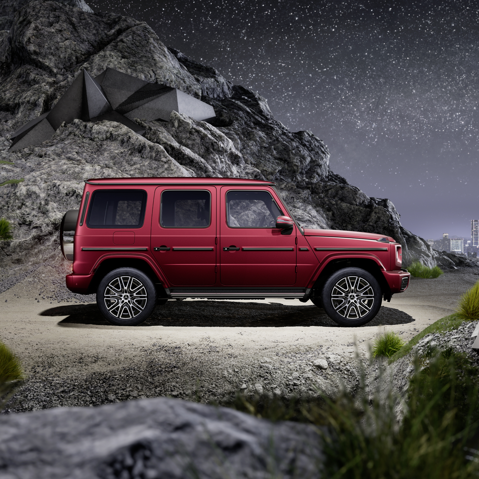 MANUFAKTUR exteriör | G-Klass | Mercedes-Benz Röd Mercedes-Benz G-Klass MANUFAKTUR på berg med utsikt över stad