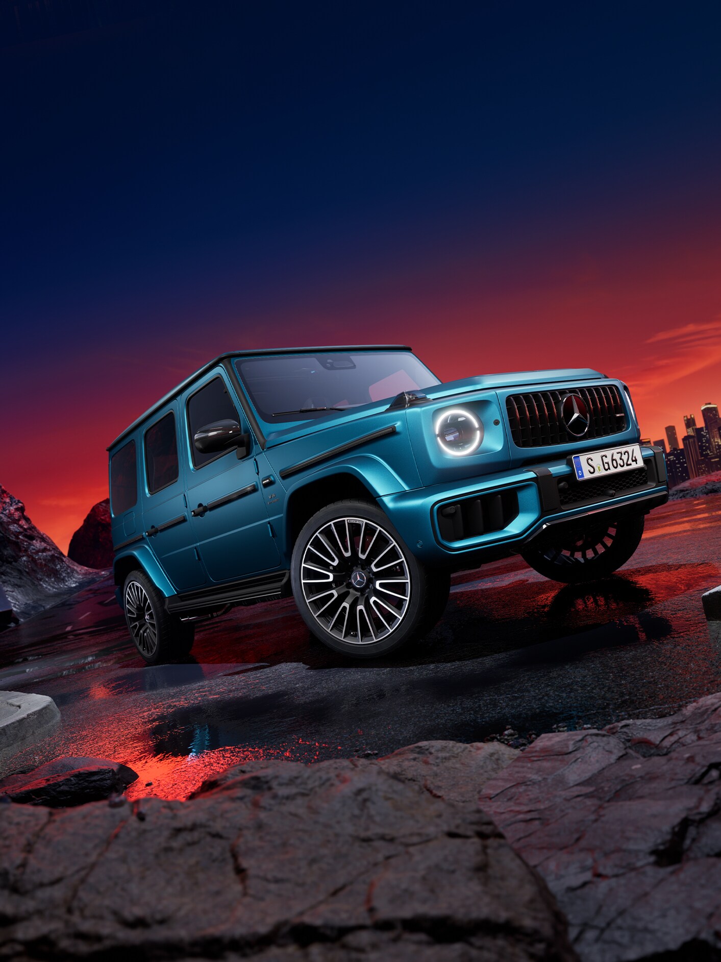 Mercedes-AMG G-Klass parkerad på bergstopp sedd snett framifrån