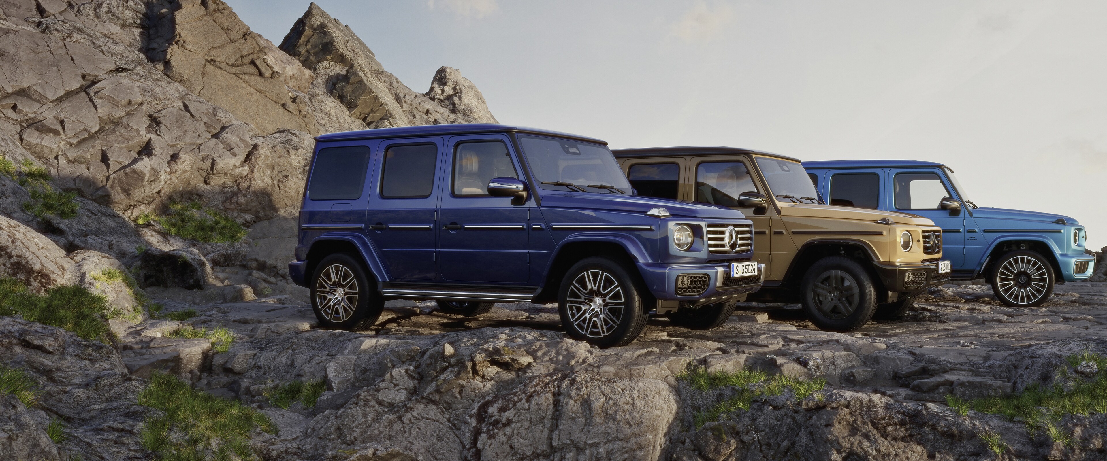 Mercedes-Benz G-Klass SUV:er på bergstopp.