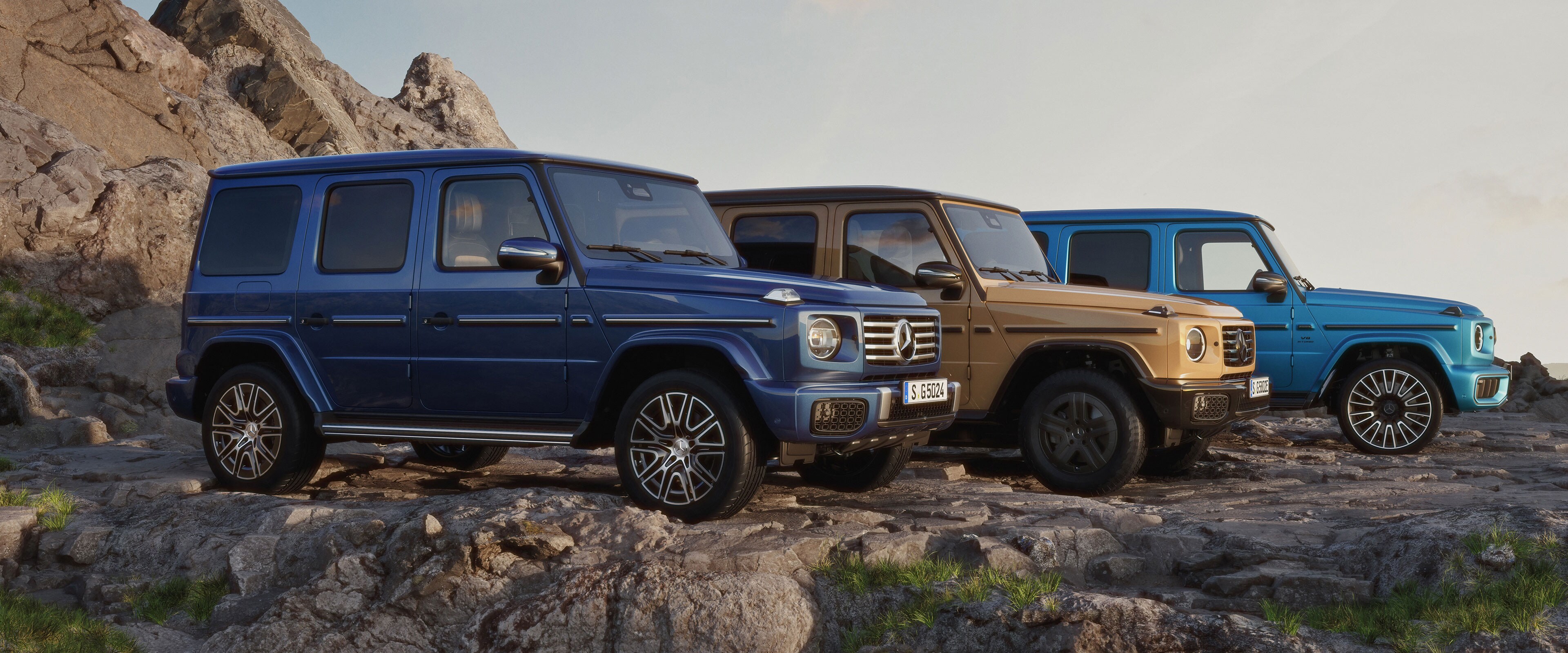 Mercedes-Benz G-Klass SUV:er på bergstopp.