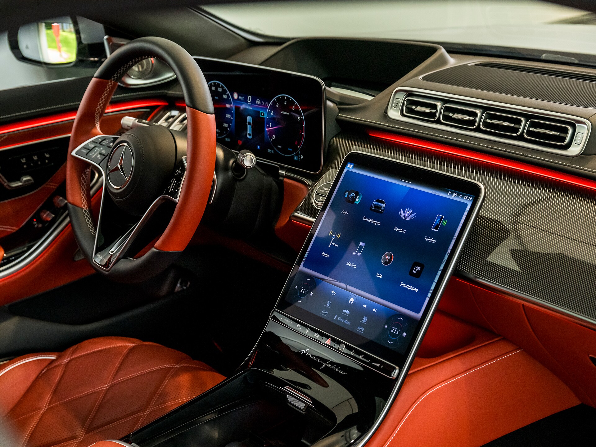 Lyxig Mercedes-interiör med digitala skärmar och läderklädsel