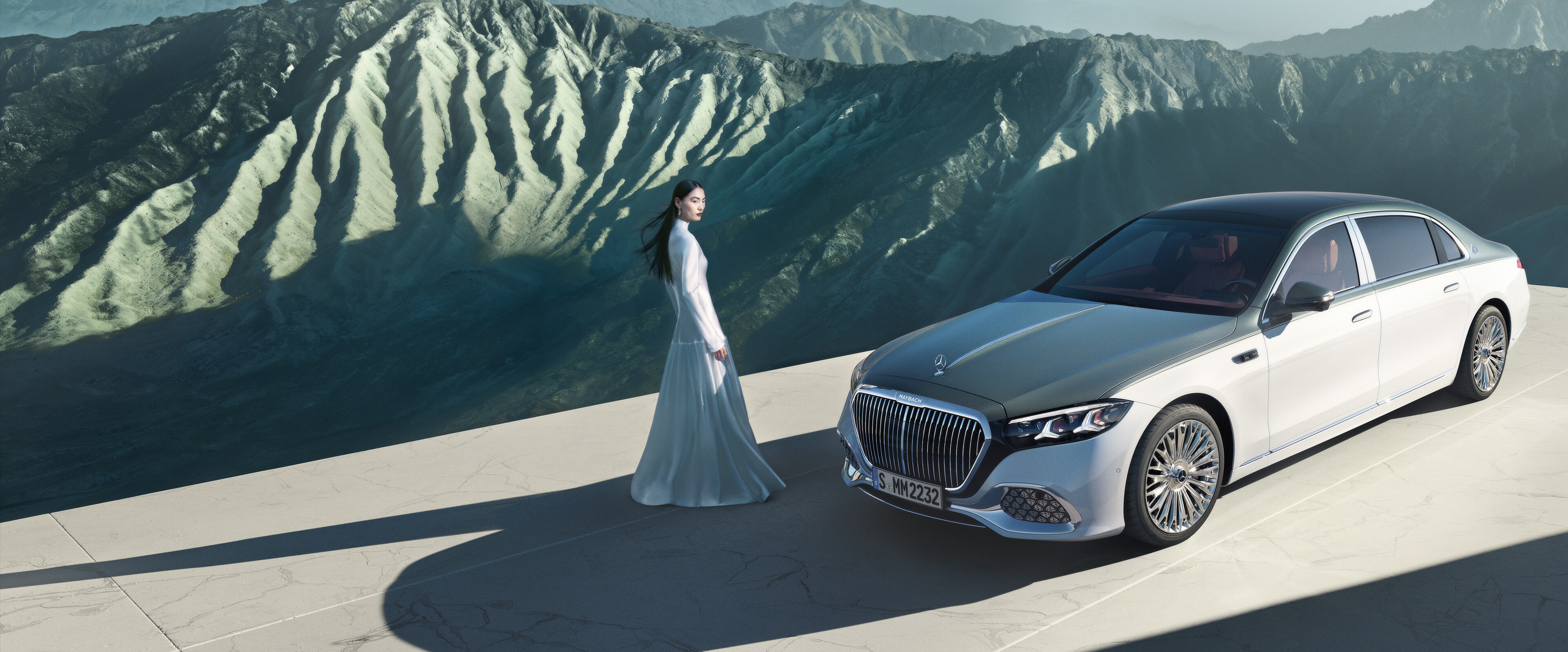 Kvinna står framför en Mercedes-Maybach med tvåfärgad lackering.