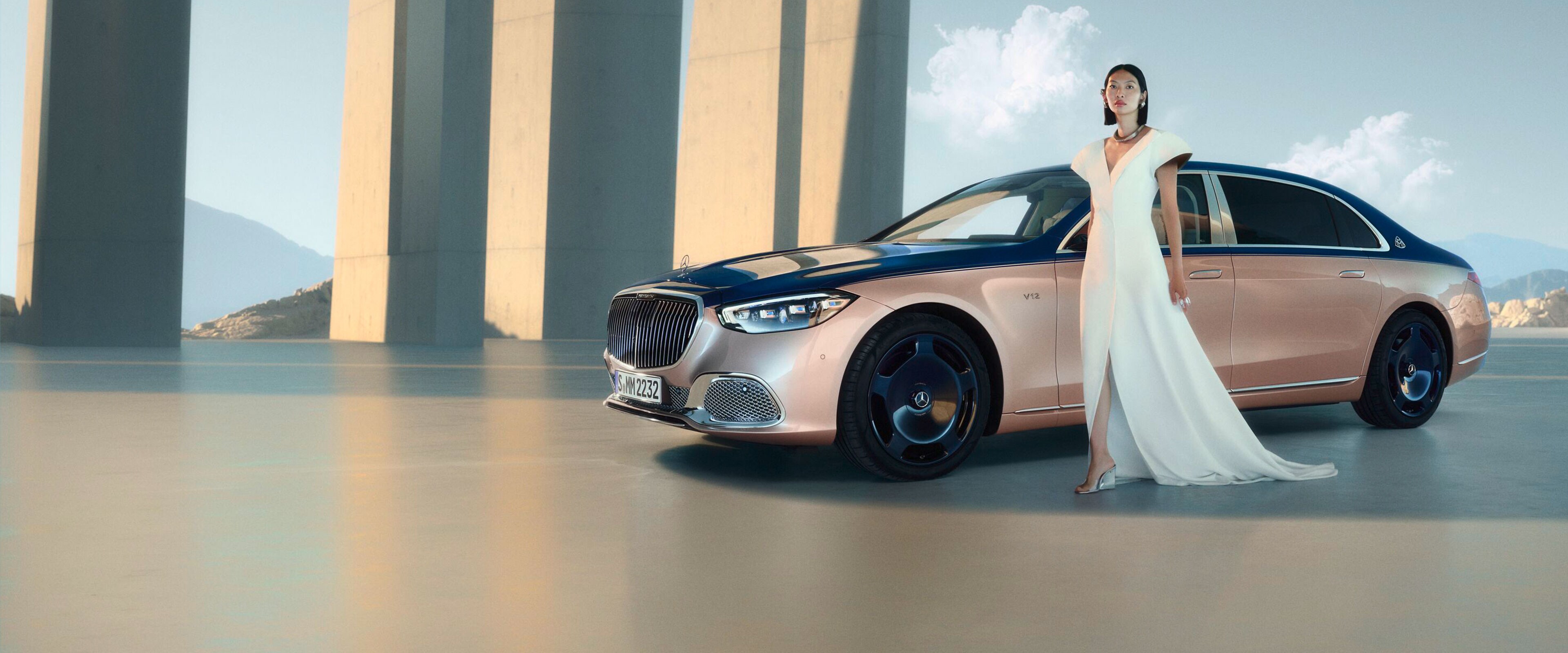 Olika vyer över en Mercedes-Maybach med tvåtonslack.