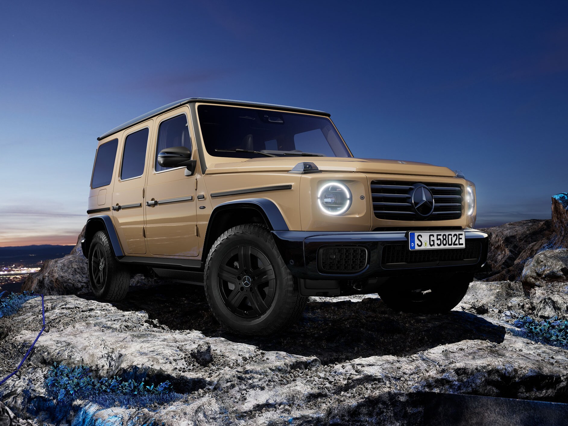 Beige Mercedes-Benz G 580 ståendes på ett berg.
