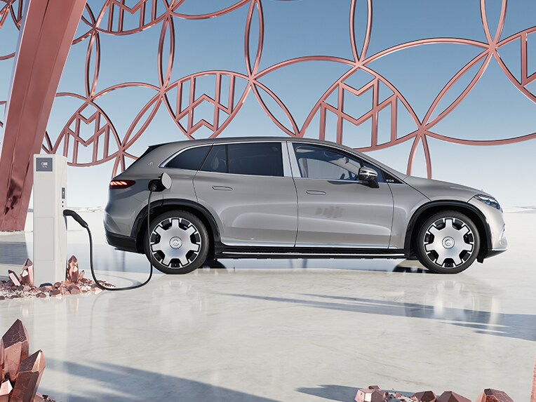 Mercedes-Maybach EQS Suv laddas vid en snabbladdstation från IONITY.