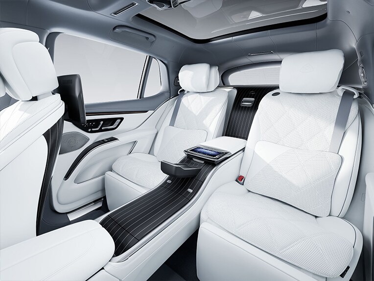 Baksätet i lyxiga Mercedes-Maybach EQS Suv.