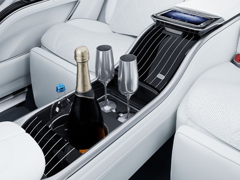 Kylfacket med champagneglas och hållare i kupén i premiumbilen Mercedes-Maybach EQS Suv.