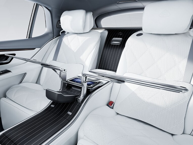De utfällbara borden i baksätet i lyxiga Mercedes-Maybach EQS Suv.