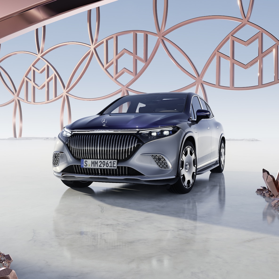Mercedes-Maybach EQS Suv i Maybach tvåtonslack sedd framifrån.