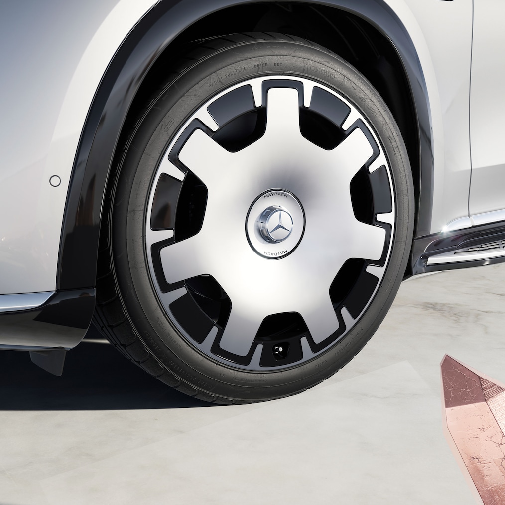 Närbild av vänster framhjul (53,3 cm (21-tums) smidd Maybach 5-hålsfälg, 88R).