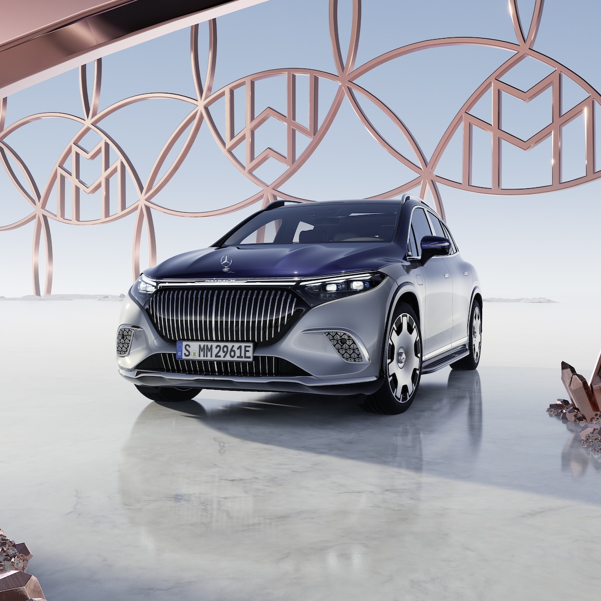 Mercedes-Maybach EQS Suv i Maybachs tvåfärgade lack sedd framifrån.