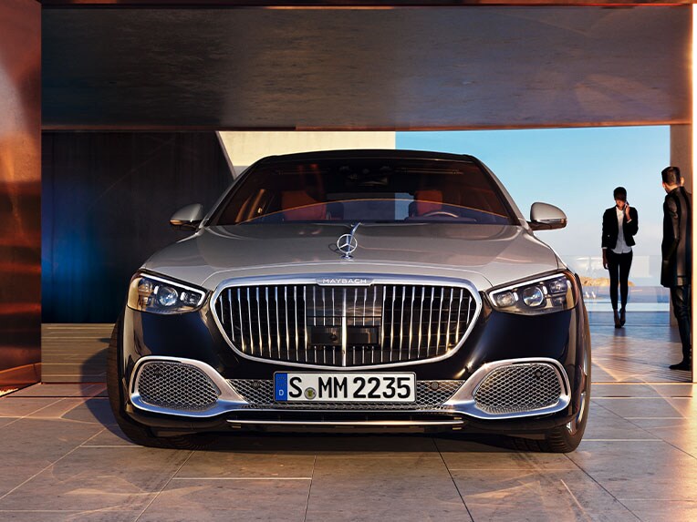 Mercedes-Maybach S-Klass sedd framifrån.